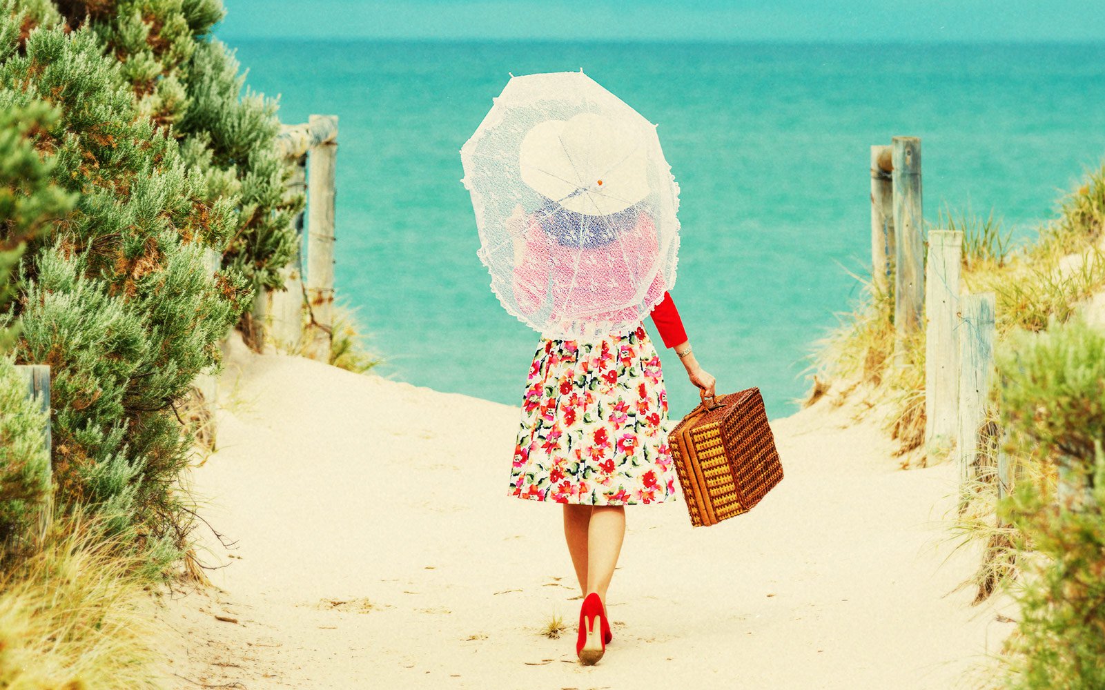 День путешествий налегке 15 апреля. Девушка с чемоданом на море. Девушка с чемоданом лето. Лето путешествие. Путешествие на море.