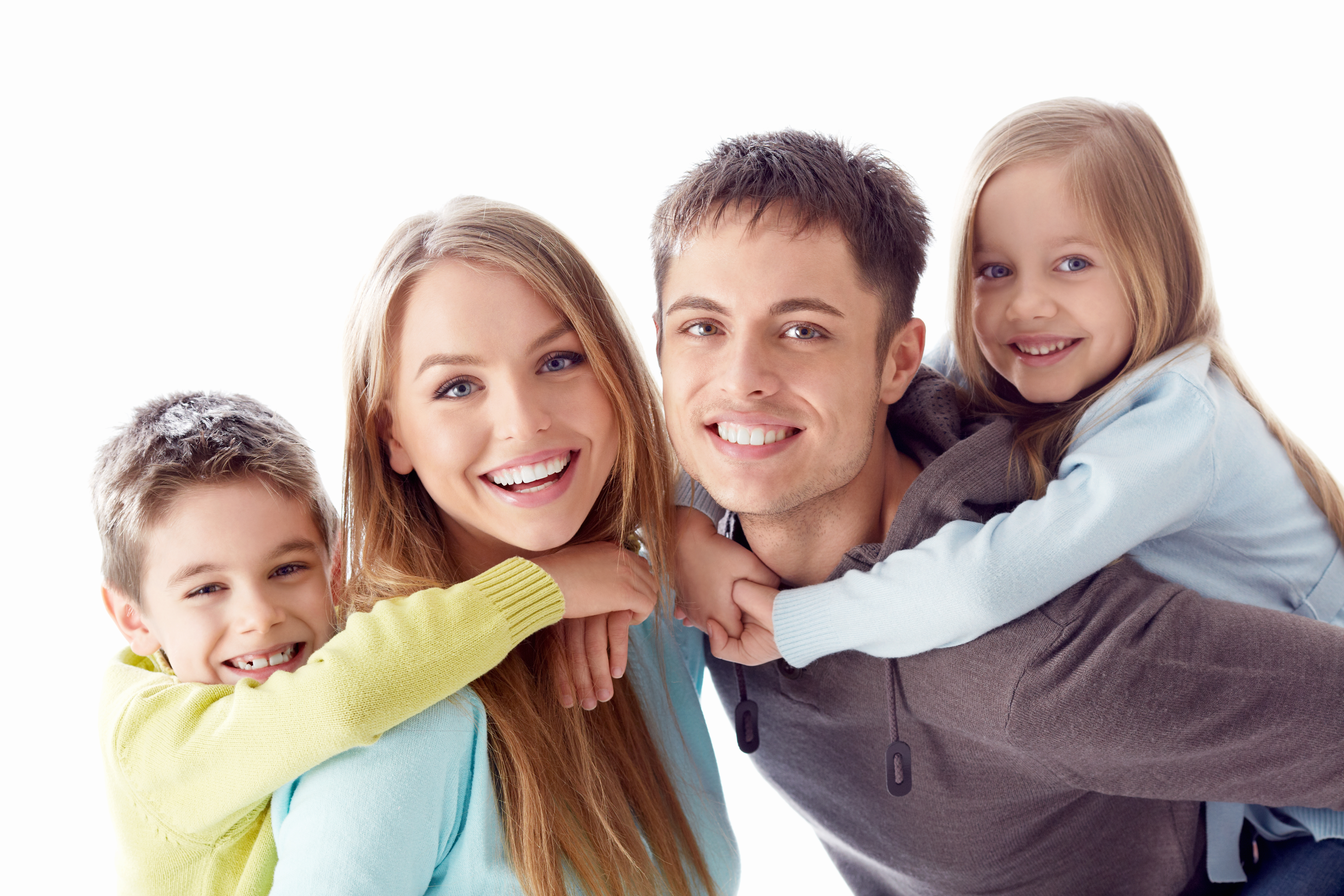Семьи с детьми на выборах. Счастливая семья. Фотография семьи. Семья на белом фоне. Семья со счастливым ребёнком.